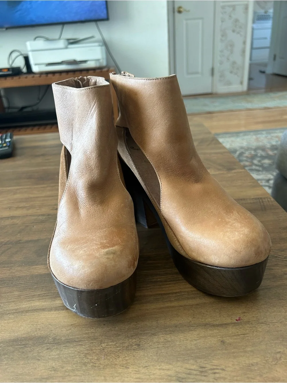 Free People Horizon Clogs gorgeous tan Platform Clogs like new size 38 7.5